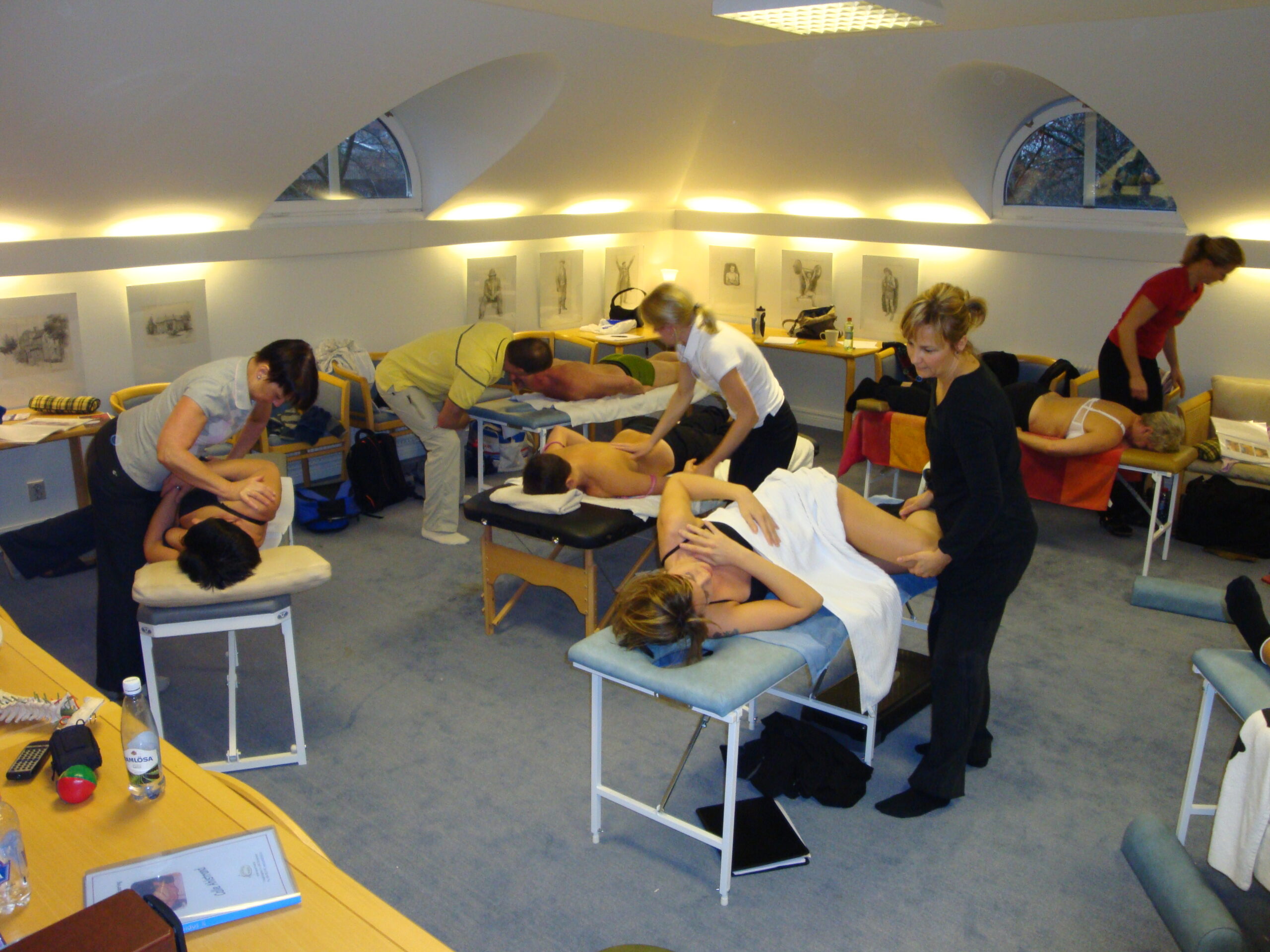 Personer praktiserar massagetekniker parvis