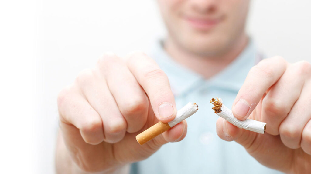 Man bryter itu cigarett i ett beslut att sluta röka