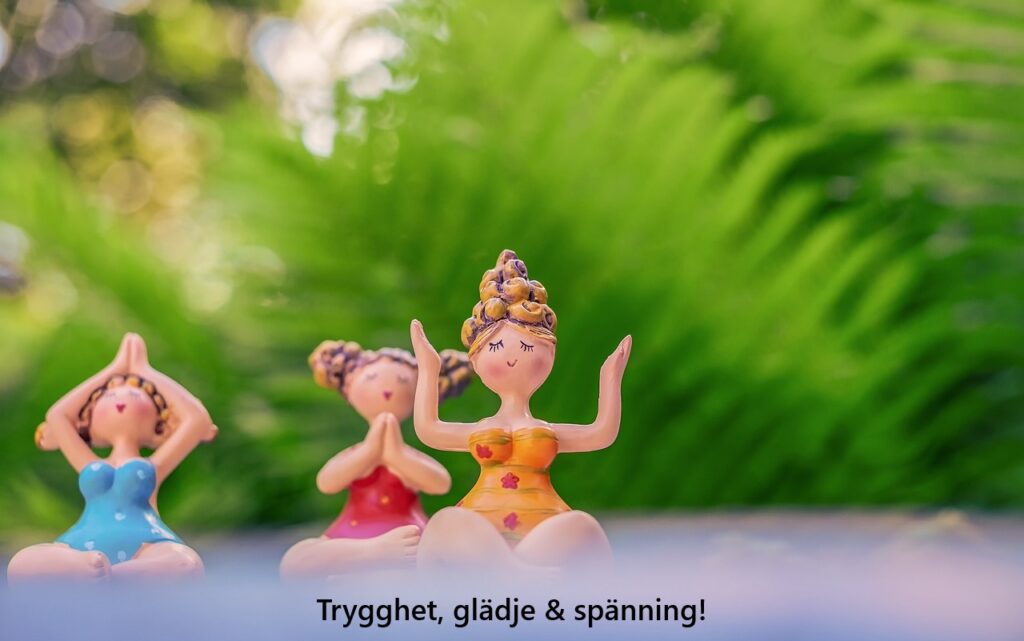 Kvinnor som utför yoga i grönskande natur