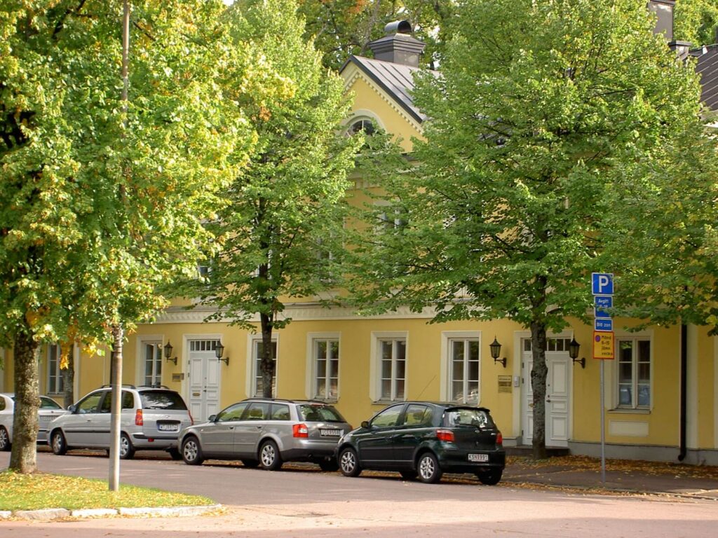 Välkommen till oss på Ahlstrands Praktik i Karlstad – en lugn miljö för yoga, reflekterande skrivande och hypnoterapi (hypnos).